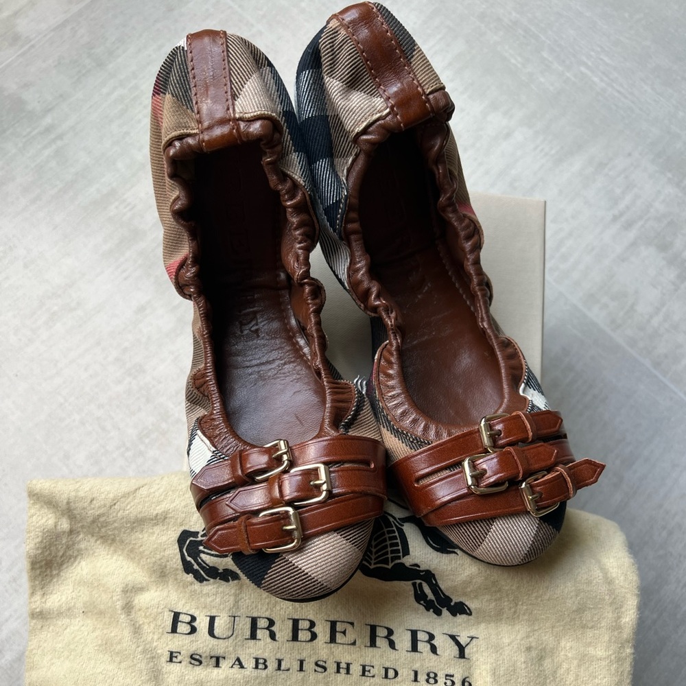 Burberry flats size 7